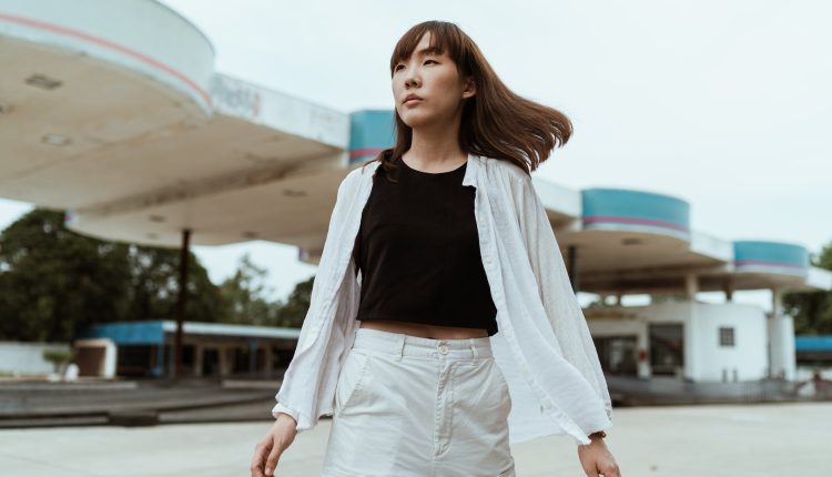 yaz sezonu trendleri plajdan sehre erkek giyimde neler populer